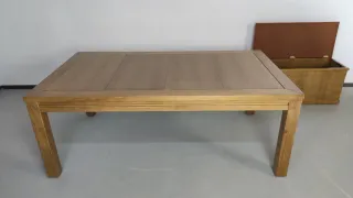 Mesa de juegos de madera con cajones