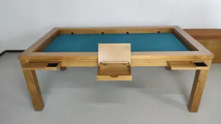 Mesa de juegos de madera con cajones