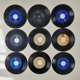 Lotto 85 vinili singoli da 7". Vari stili.