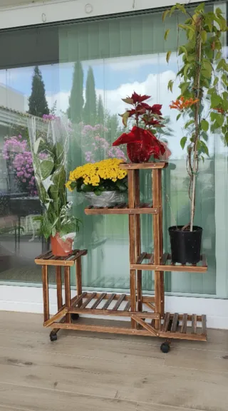 Soporte de madera para macetas