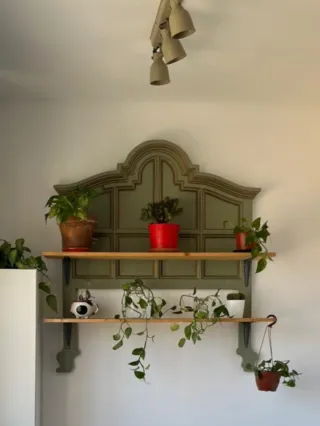 Estantería de madera y metal