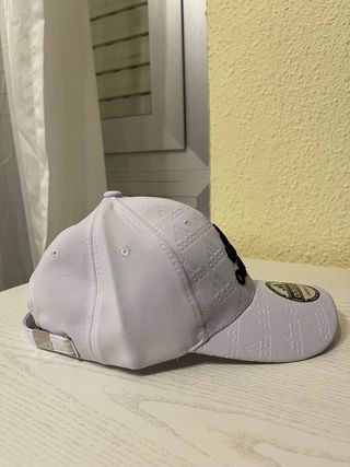 Gorra Adidas Blanca y Negra