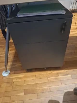 Cajonera de oficina gris con ruedas