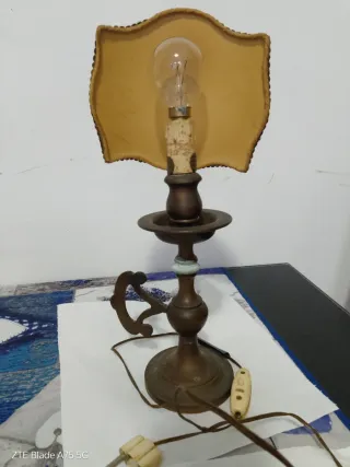 Lampada vintage antica in metallo e tessuto