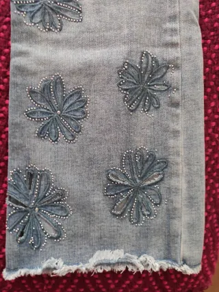 Pantalones vaqueros mujer con flores