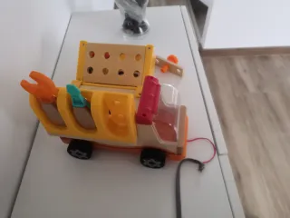 Camión de juguete amarillo para menores de 3 años