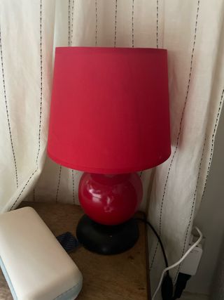 Lámpara de mesa roja y negra