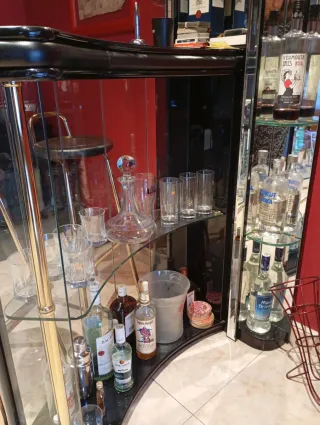 Barra de bar con 2 taburetes