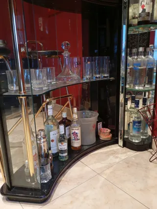 Barra de bar con 2 taburetes