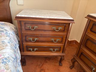 Mesitas de noche y cómoda de madera y mármol
