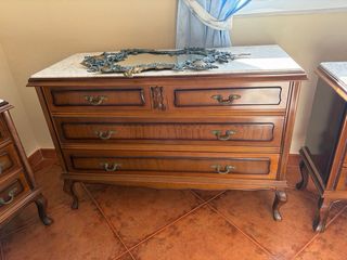 Mesitas de noche y cómoda de madera y mármol