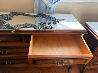 Mesitas de noche y cómoda de madera y mármol