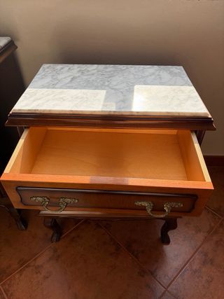 Mesitas de noche y cómoda de madera y mármol