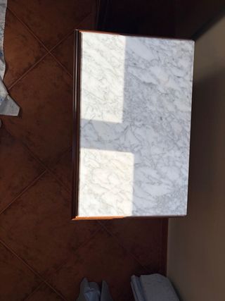 Mesitas de noche y cómoda de madera y mármol