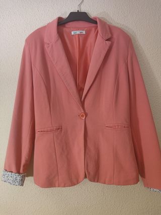 Chaqueta estilo americana coral.