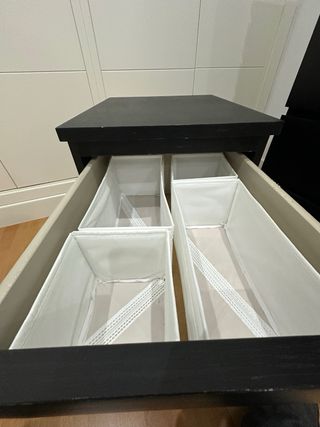 Mesita de noche de madera negra