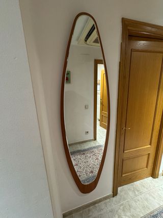 Specchio a figura intera in legno di alta qualità