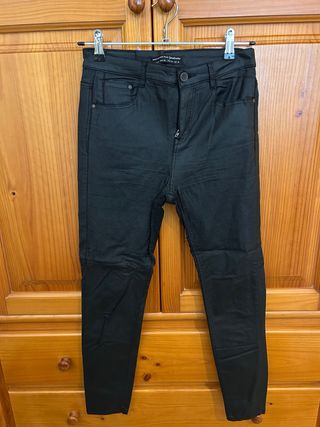 Pantalón efecto piel Stradivarius Talla M