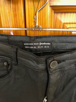 Pantalón efecto piel Stradivarius Talla M