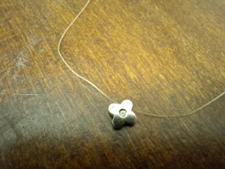 Collana oro bianco punto luce fiore