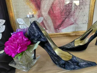 Tacchi eleganti punta nera argento