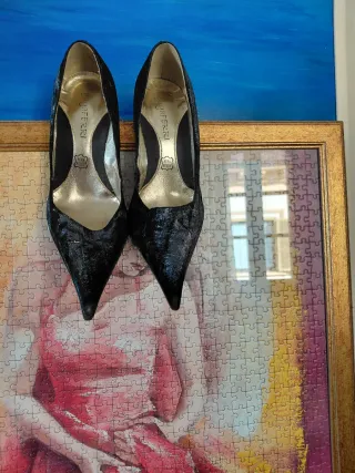 Tacchi eleganti punta nera argento