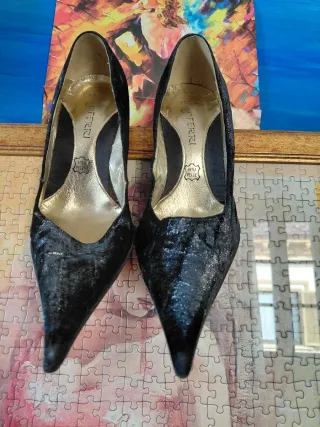 Tacchi eleganti punta nera argento