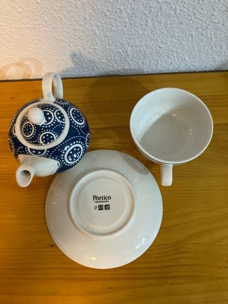Tetera de cerámica azul y blanca