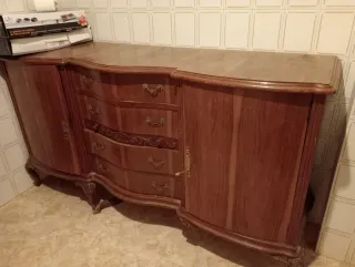 Mueble de madera con cajones y puerta para restaur