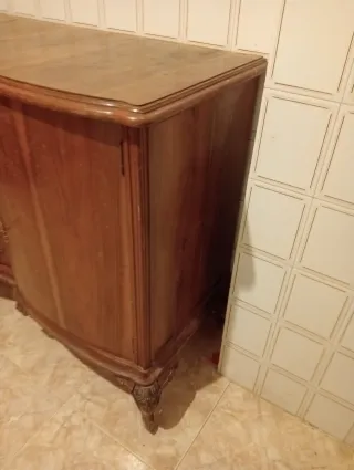 Mueble de madera con cajones y puerta para restaur