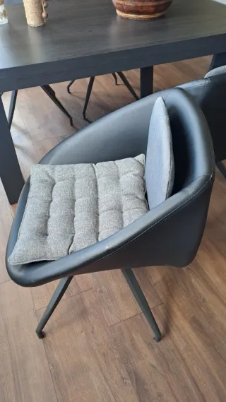 Mesa de comedor y 4 sillas