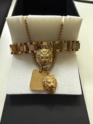 Conjunto Guess Dorado con León y Placa