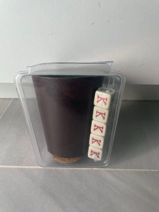 Juego de dados y cubilete