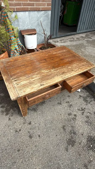 Mesa de madera rústica para restaurar