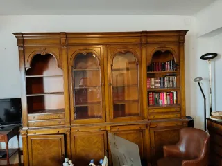 Librería aparador de madera y cristal