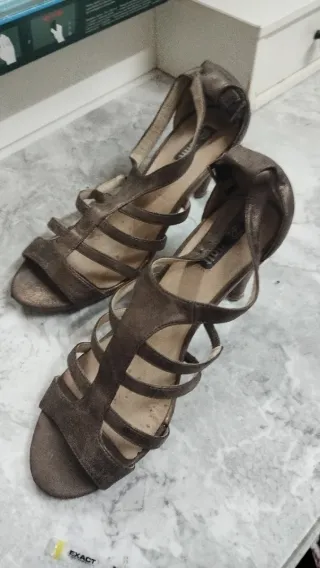 Sandalias de tacón color bronce y dorado