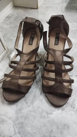 Sandalias de tacón color bronce y dorado