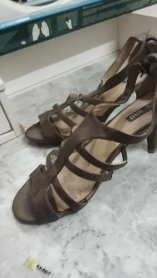 Sandalias de tacón color bronce y dorado