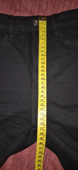 Pantalón pitillo Bershka negro tachuelas