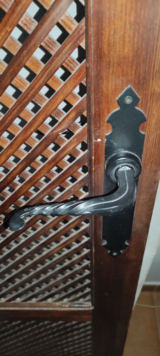 Puerta madera celosía