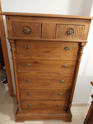 Cómoda de madera con 8 cajones