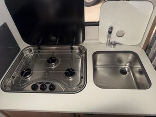 Caravana Adria Aviva con AC, Mover y Nevera Grande