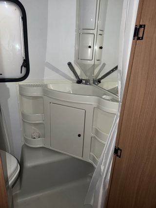 Caravana Adria Aviva con AC, Mover y Nevera Grande