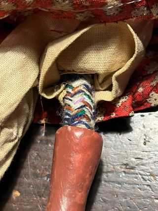 Bambola in ceramica e stoffa