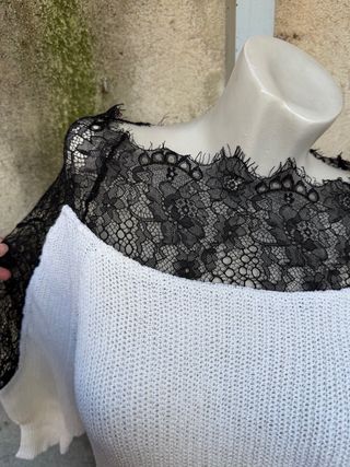 Jersey blanco con encaje negro oversize