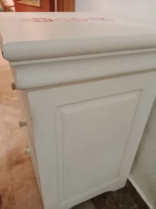 Mesita de noche restaurada decorada  de madera