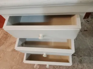 Mesita de noche restaurada decorada  de madera