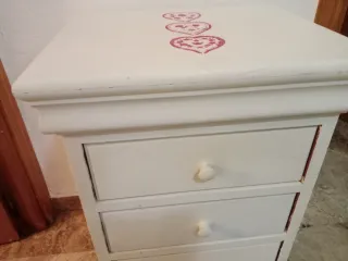 Mesita de noche restaurada decorada  de madera