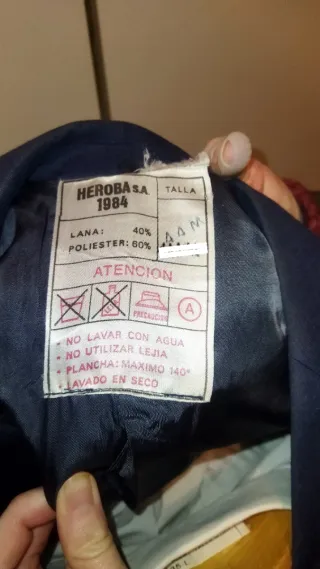 Chaqueta azul de bonito y pantalón