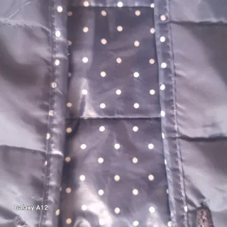 Chaleco acolchado azul con lunares